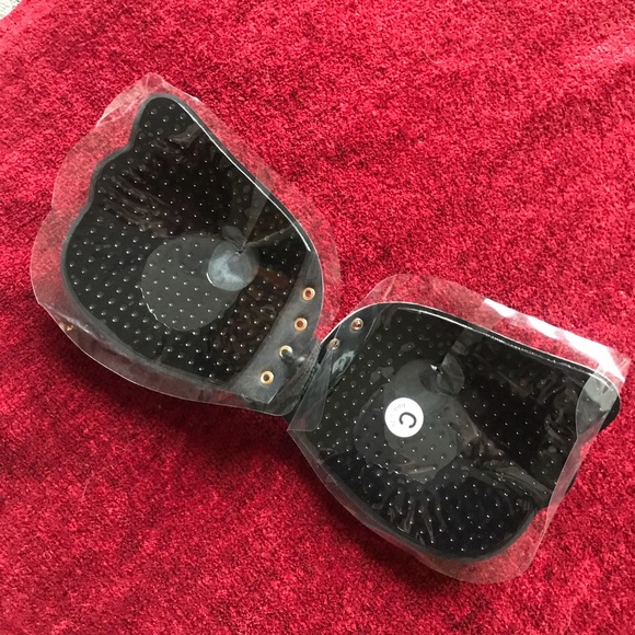 Invisible Black Self Adhesive Bra - Picture 2 of 4